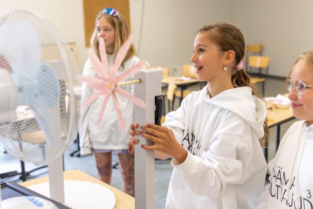 Mis juhtub siis, kui tüdrukutele luuakse keskkond, kus tehnoloogiaga võib katsetada ilma hirmu ja stereotüüpideta? Kus eksimine on lubatud, ideid saab proovida 